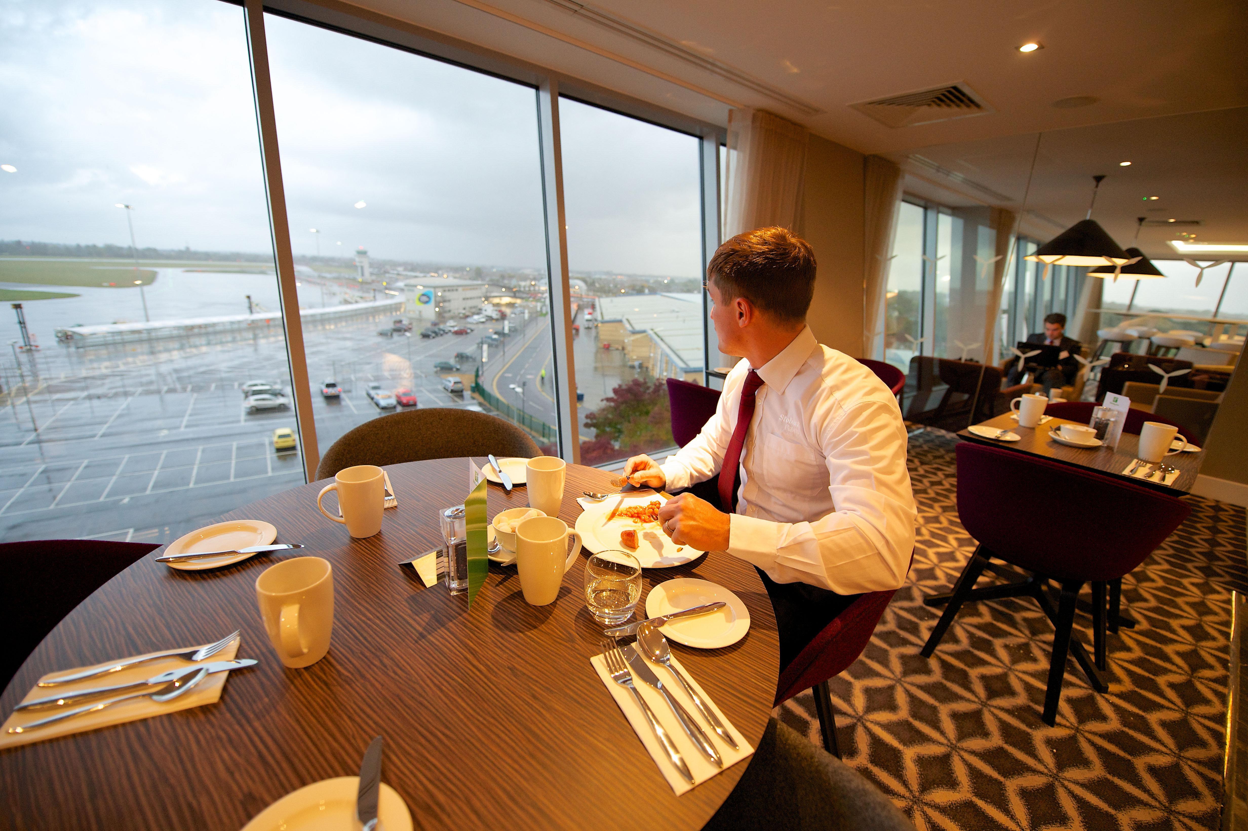 Holiday Inn Southend By Ihg Buitenkant foto